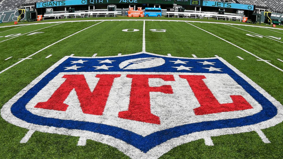 Logo de la NFL en el pasto de un estadio
