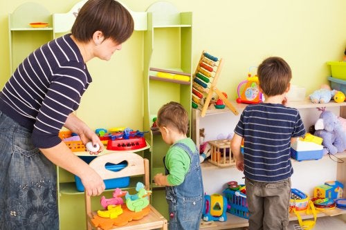 Madre y sus hijos limpiando los juguetes en su habitación