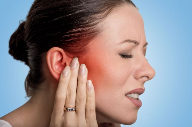 mujer con dolor de oído 