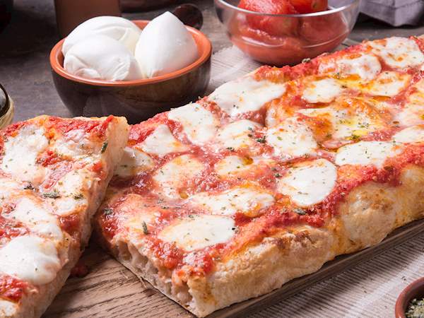 deliciosa pizza alla pala con queso