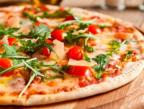 pizza delgada con verduras