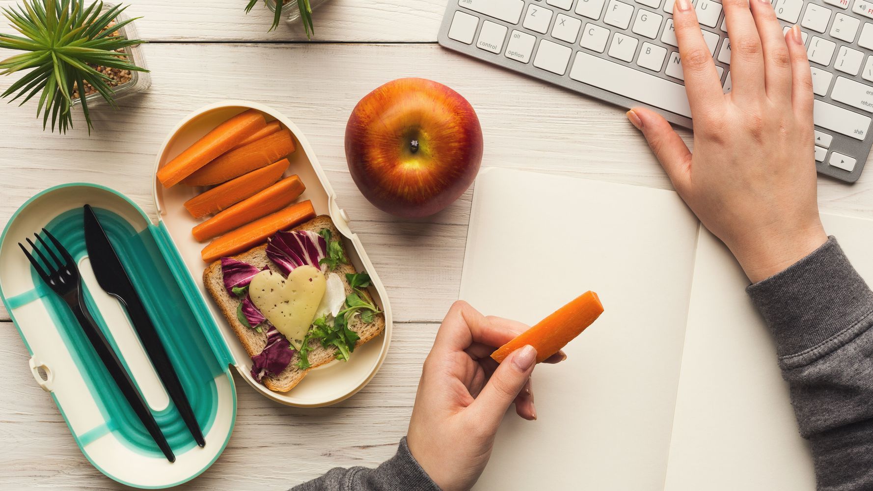 Escritorio con comida para llevar al trabajo como fruta y verduras