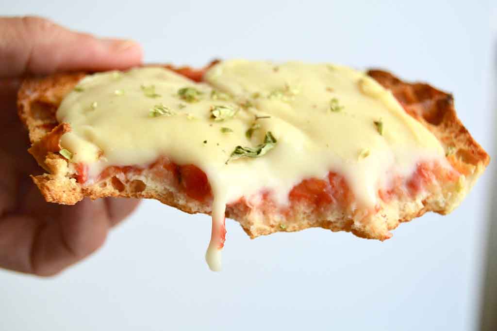rebanada de pizza con queso