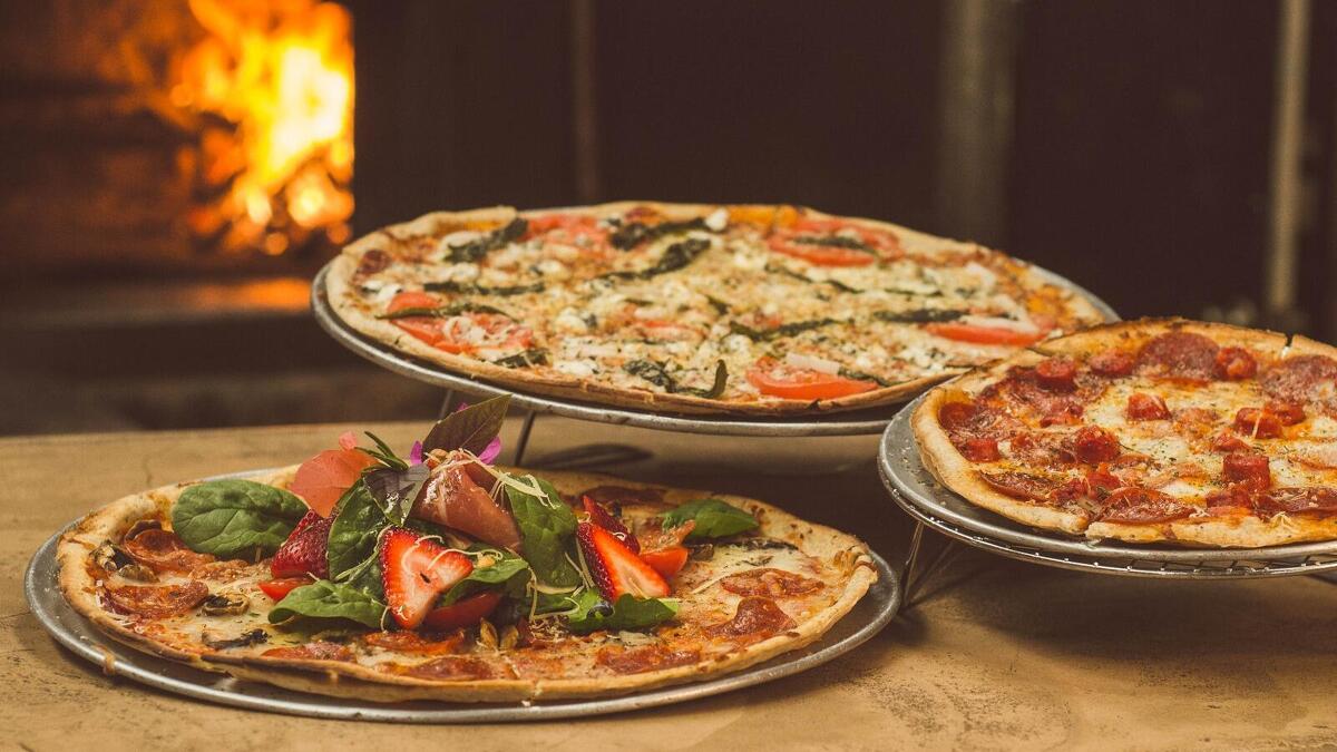 tres tipos de pizzas al horno
