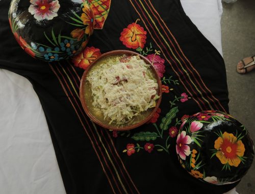 plato de chilaquiles con comida mexicana y arreglos