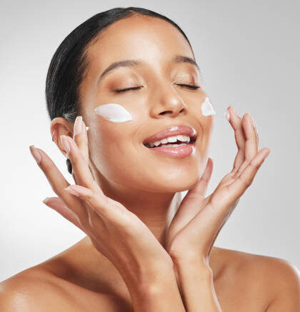 mujer con crema en la cara
