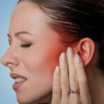 mujer con otitis