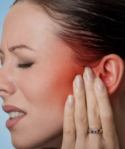 mujer con otitis