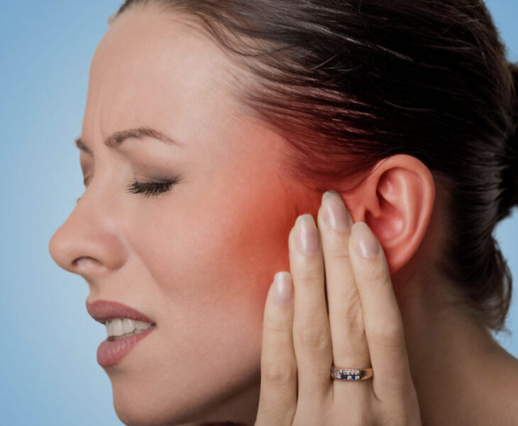 mujer con otitis