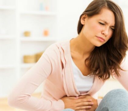 mujer con dolor estomacal