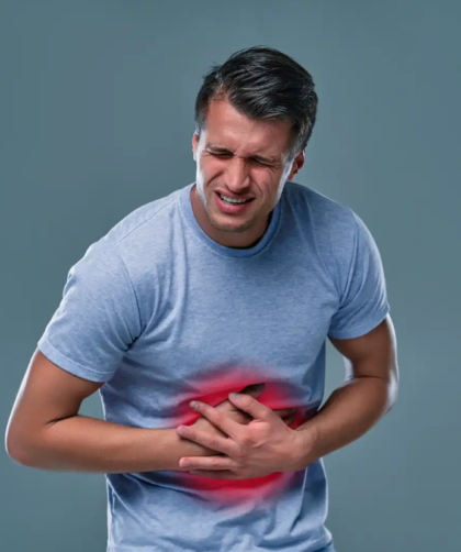 persona con dolor de estomago