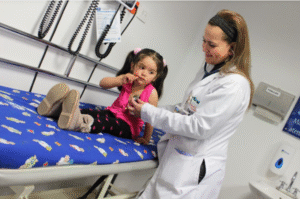 doctora revisando a paciente niña