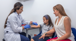 doctora sacando sangre a niña