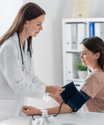 doctora tomando la presión a paciente