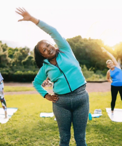 mujeres en el parque haciendo ejercicio