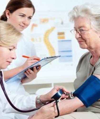 paciente de la tercera edad en chequeo médico