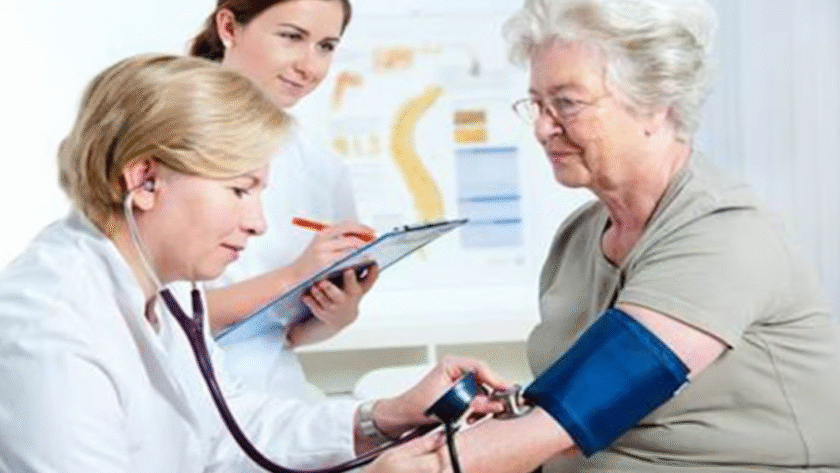 paciente de la tercera edad en chequeo médico