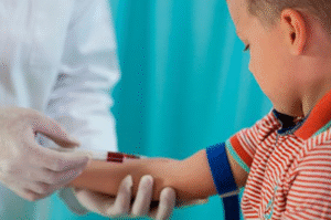 sacando sangre a niño