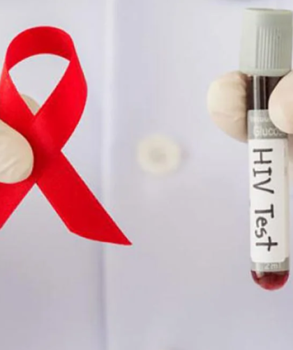 manos sosteniendo moño rojo y muestra para prueba vih