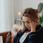 Persona preocupada, asociado a ansiedad por síntomas respiratorios y cómo decidir con criterio sin obsesionarse
