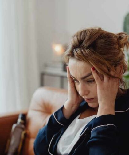 Persona preocupada, asociado a ansiedad por síntomas respiratorios y cómo decidir con criterio sin obsesionarse