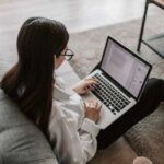 Mujer revisando información de laboratorio relacionada con una prueba de embarazo.