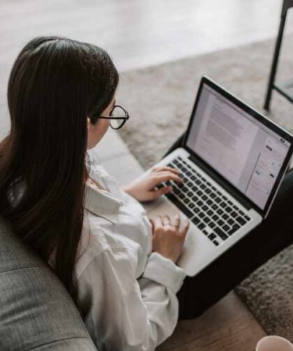 Mujer revisando información de laboratorio relacionada con una prueba de embarazo.